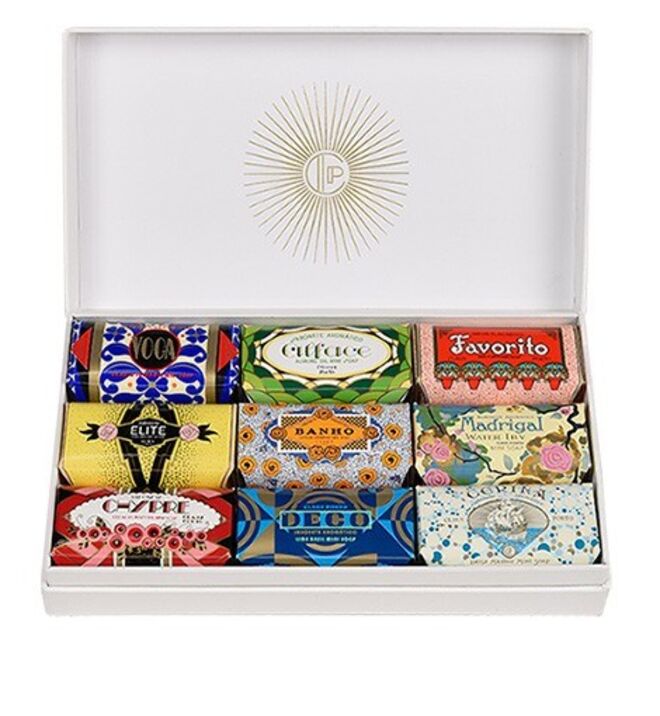 Gift box de sabonetes, €60, Claus Porto.