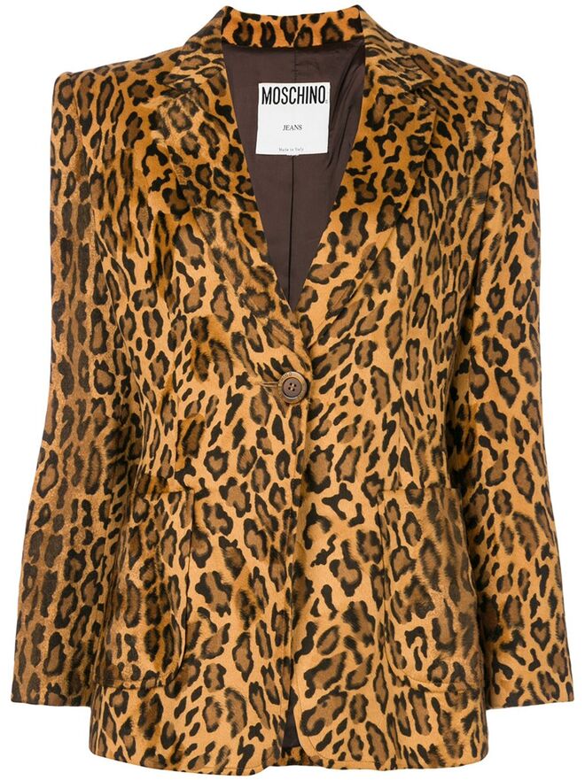 LEÃO (23 de julho - 22 de agosto) | Os nativos de Leão costumam ser exigentes com o que compram e têm inclinação para presentes mais caros, mas vão adorar qualquer coisa que os faça sentir mimados e adorados. Ótimos presentes para este signo são joias ou perfumes de qualidade, um dia no spa, uma garrafa de vinho ou velas. Blazer vintage, €1,035, Moschino na Farfetch.