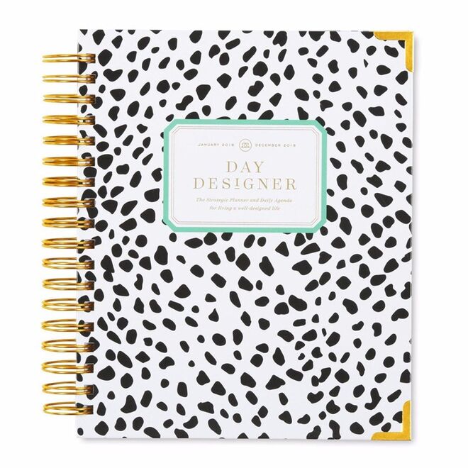 CAPRICÓRNIO (22 de dezembro - 19 de janeiro) | O signo mais trabalhador do zodíaco não costuma ter tempo para relaxar ou para comprar objetos bonitos para si próprio, por isso qualquer presente atencioso e de qualidade será recebido com alegria. Uma agenda bonita, a biografia de uma personalidade interessante ou um par de luvas clássicas são boas opções. Agenda, €59, Day Designer.