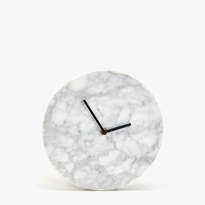 AQUÁRIO (20 de janeiro - 18 de fevereiro) | Com gostos únicos, o Aquário vai adorar qualquer presente que reflita a sua individualidade. Este signo costuma interessar-se por tecnologia e terapias alternativas, por isso vales para sessões de acupunctura, livros sobre yoga ou uma sessão de meditação são ótimas ideias. Relógio de parede, €39,99, Zara Home.