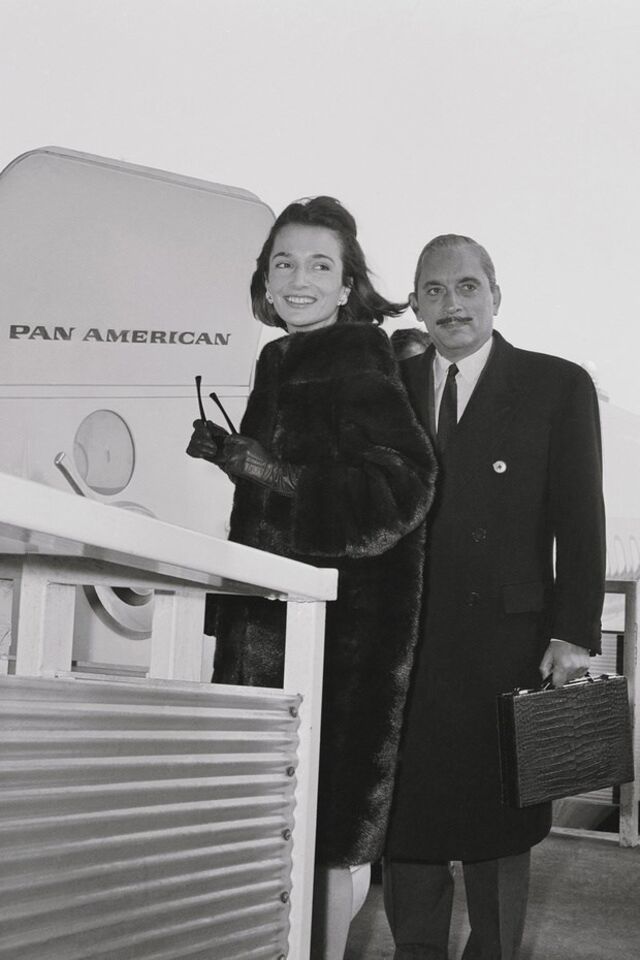 LEE RADZIWILL, PRINCESA RADZIWILL | Caroline Lee Bouvier Canfield, a irmã mais nova de Jackie Kennedy, casou com o príncipe Stanislas Radziwill da Polónia a 19 de março de 1959. O casal conheceu-se na Europa, durante uma viagem de Lee à Exposição Universal de 1958, celebrada em Bruxelas. Este era já o segundo casamento dela e o terceiro dele. Enquanto estiveram juntos, viveram em Londres. Acabaram por divorciar-se em 1974. 