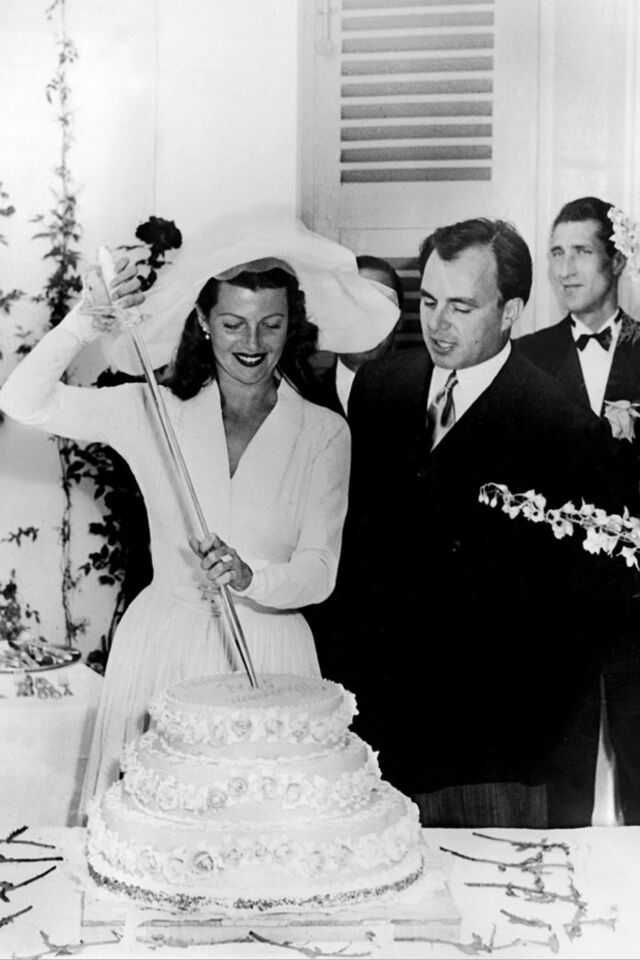 RITA HAYWORTH | A estrela de Hollywood casou-se com o príncipe Aly Salman Aga Khan em 1949, apenas um ano depois de se conhecerem. Nascida Margarita Carmen Cansino, em Brooklyn, Nova Iorque, chegou a ser casada com o realizador Orson Welles e depois com Edward Judson. Também aqui esses factos pesaram para que a sua união com o príncipe não fosse assim tão bem recebida. Quatro anos depois do enlace, o casal divorciou-se e Rita regressou a Hollywood com uma filha, Yasmin Aga Khan. 