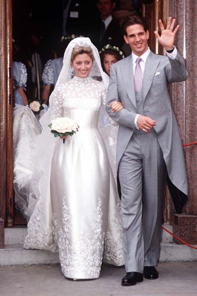 MARIE-CHANTAL, PRINCESA HERDEIRA DA GRÉCIA | Marie-Chantal Miller conheceu o herdeiro ao trono Pablo da Grécia em 1992, através de uma blind date organizada por um amigo comum. Acabaram por casar em 1995, na catedral ortodoxa de Santa Sofia, em Londres. Foi a cerimónia com mais elementos da realeza presentes desde o casamento da rainha Isabel II, em 1947. O vestido da noiva, da Valentino, foi também um dos mais falados da altura. Apesar de ter nascido em Londres, Marie-Chantal tinha nacionalidade norte-americana, da qual renunciou em 2011. 