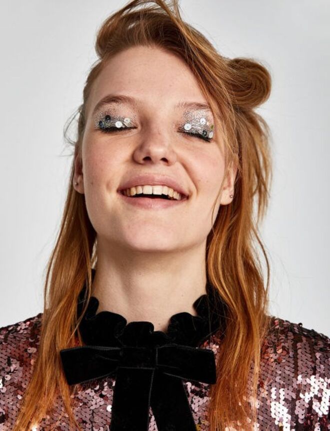 Uma onda retorcida e olhos glitter.