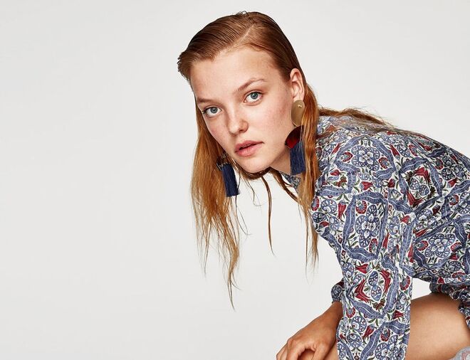 Penteado ‘wet’ – o cabelo solto mas humedecido com um spray.