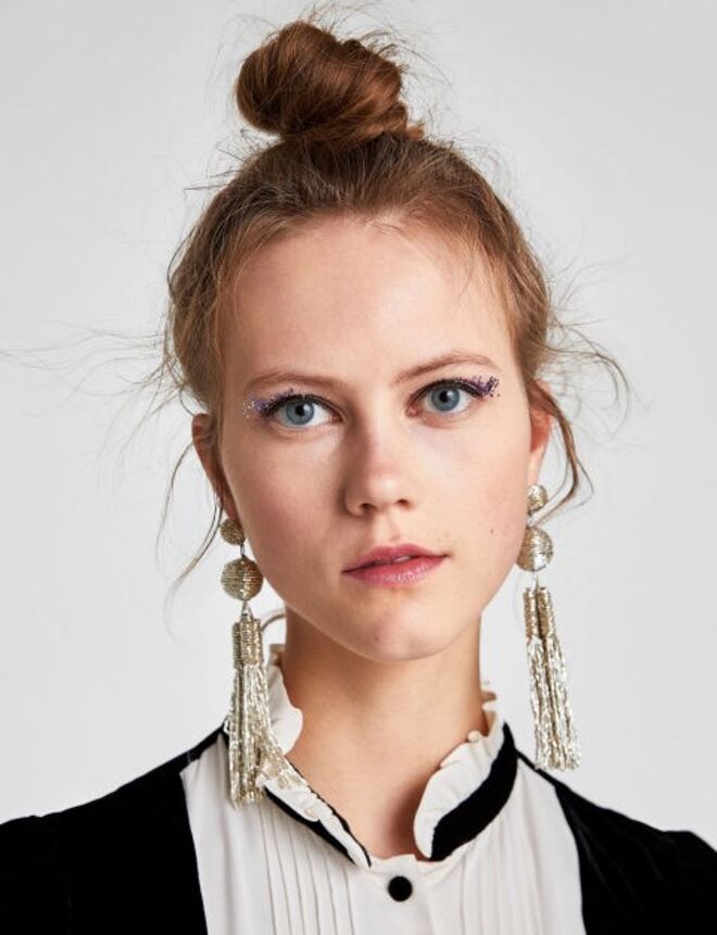 O chamado ‘bun’ (apanhado bem no alto da cabeça) meio despenteado.