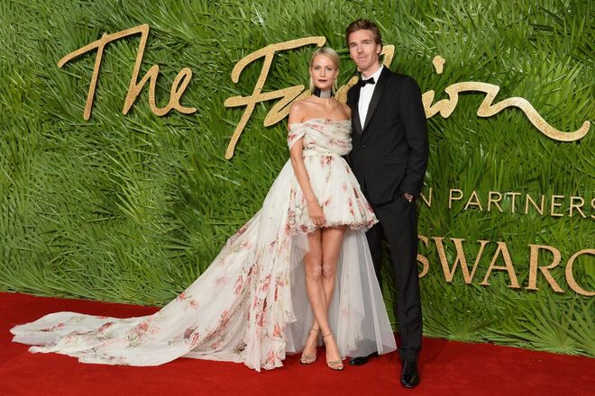 Poppy Delevigne, em Giambattista Valli, e James Cook