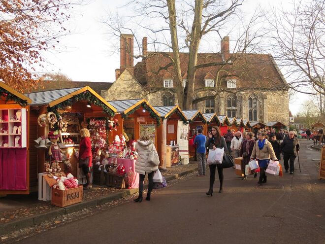 Winchester Cathedral Cristmas Market, Winchester, Reino Unido | Este mercado é, talvez, o mais famoso em todo o Reino Unido. É composto por diversas casinhas em madeira, ao estilo dos mercados alemães, onde são expostos produtos nacionais originais das mais diversas áreas. Também tem um ringue de gelo e uma área de alimentação. De 20 de novembro a 22 de dezembro.