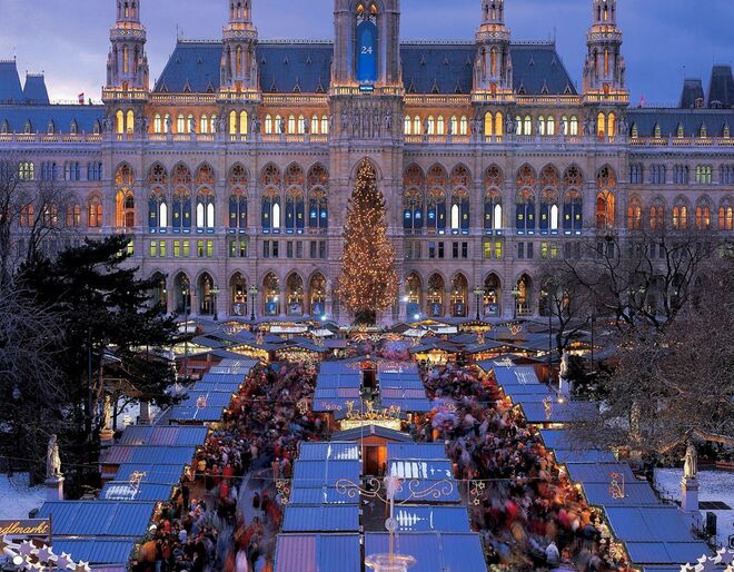 Cristkindlmarkt, Viena, Áustria | Este mercado de Natal começou em 1294 e tem a atmosfera perfeita para celebrar a quadra. De 17 de novembro a 26 de dezembro.