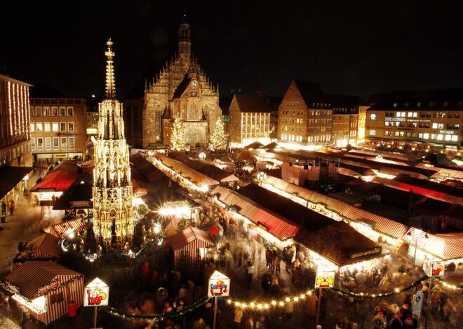 Christkindlesmarkt, Nuremberga, Alemanha | Se existe um país especialista em mercados de Natal, é a Alemanha. E este mercado é considerado um dos melhores do país, sendo que todos os anos atrai cerca de dois milhões de turistas. Aqui é possível experimentar a famosas salsichas alemãs, as bratwurst (amêndoas torradas) ou o famoso Gluehwein (vinho quente bastante popular nos países mais frios da Europa). De 1 a 24 de dezembro.
