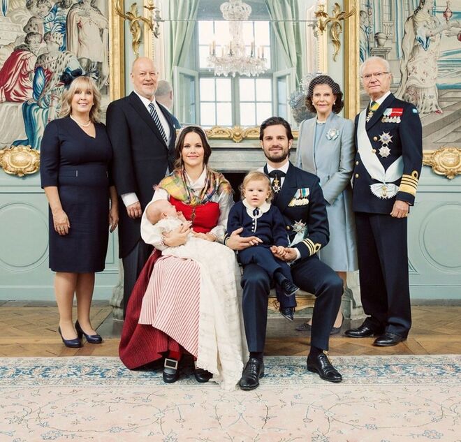 Marie e Erik Hellqvist, o Rei Carl XVI Gustaf e a Rainha Silvia com o casal e os príncipes Gabriel e Alexander.
