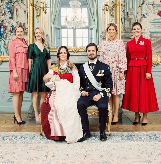 As respetivas irmãs de Sofia e Carl  — Lina e Sara Hellqvist e as princesas Madalena e Victoria - com o casal e o pequeno Gabriel.