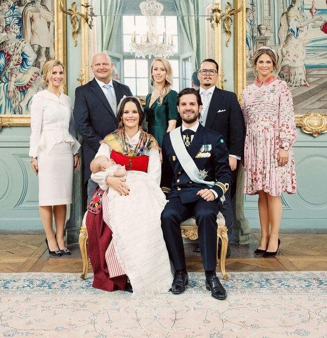 Os cinco padrinhos de batizado com o casal e o pequeno Gabriel.