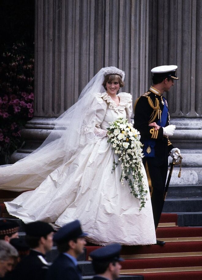 O vestido da princesa Diana estava todo amarrotado | O vestido de noiva de Diana tornou-se um dos mais icónicos de sempre, mas estranhamente ninguém previu os vincos com que o tecido ficou logo à saída da Catedral de St. Paul’s