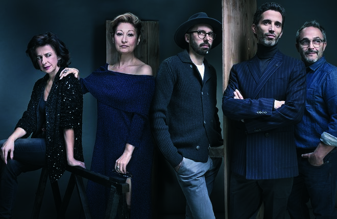 Clara Andermatt: blazer Twin Set. Olga Roriz: vestido Uterque. Vítor Hugo Pontes: cardigan Hackett London, t-shirt e calças Edmond, chapéu Seeberger, tudo Loja das Meias. Fernando Duarte: malha e calças Officine Génèrale, na Loja das Meias, e blazer assertoado Scotch & Soda.  Rui Lopes Graça: camisa Hugo Boss e jeans Hackett London, tudo Loja das Meias.