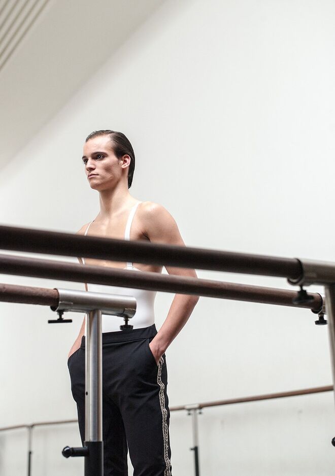 Lourenço Ferreira. Ao início a dança era uma forma de gastar energia, depois veio a certeza de que era o que queria fazer na vida. “Fiz o Conservatório todo. Quando acabei recebi um convite da diretora da Companhia na altura e ingressei. Este é o meu 6.º ano.”