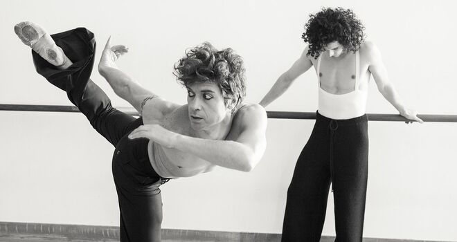 Carlos Pinillos: calças Dino Alves. Francisco Sebastião: calças Inês Torcato.