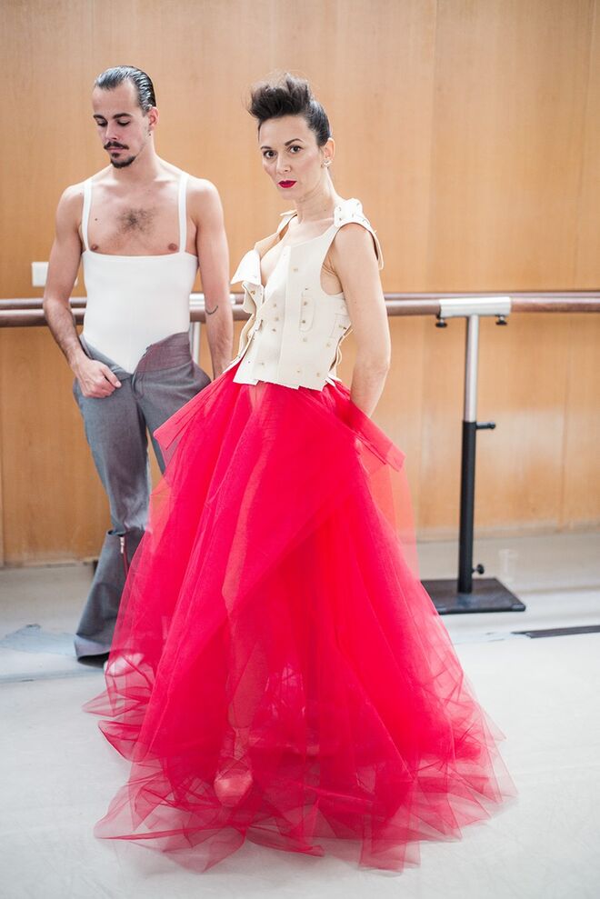 Miguel Ramalho: calças Storytailors. Henriett Ventura: corpete e saia Storytailors.