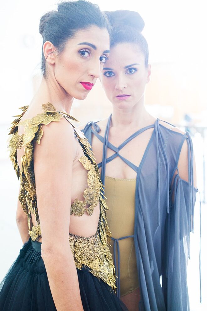 Irina Oliveira: bustier Valentim Quaresma. Filipa Castro: vestido Dino Alves.