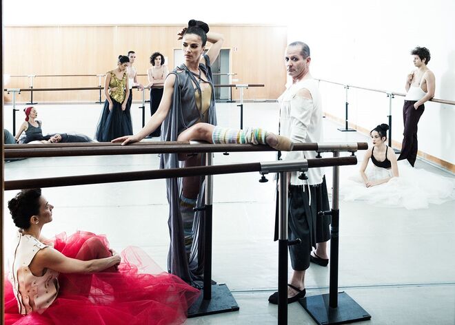 De pé, em primeiro plano. Filipa Castro: vestido Dino Alves. Mário Franco: camisa Dino Alves e saia-calça Inês Torcato.
Mário Franco: Em casa sempre teve música e dança. A mãe era professora de ballet e Mário começou a dançar aos oito anos. Hoje, além de bailarino, também é músico. Está na Companhia Nacional de Bailado desde 1986.