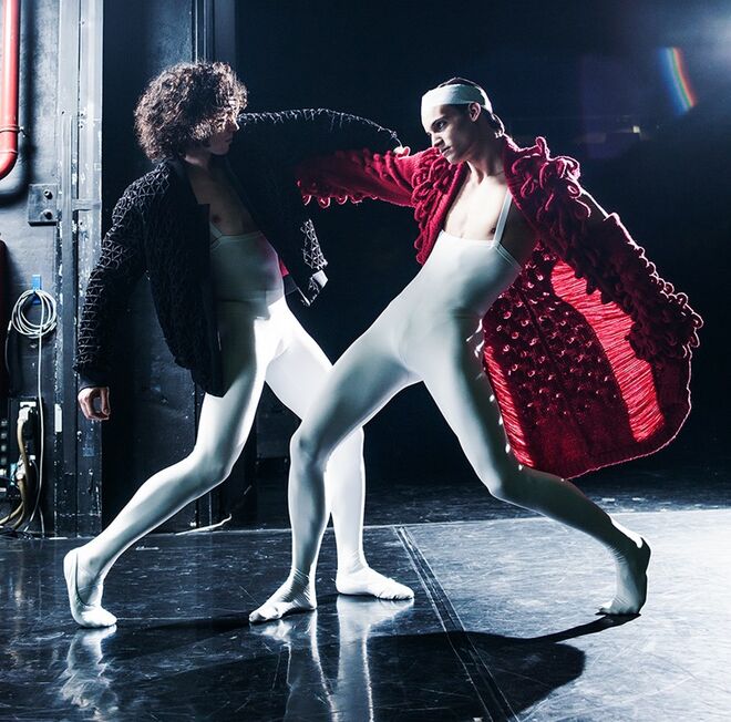 Francisco Sebastião: bomber Ricardo Preto. Lourenço Ferreira: casaco de malha Susana Bettencourt.
Francisco Sebastião: Com menos de dez anos começou a fazer dança contemporânea. Depois, foi-lhe indicado o Conservatório de Lisboa. Francisco fez a audição e foi aceite. Entrou na Companhia Nacional de Bailado o ano passado e tem 22 anos.