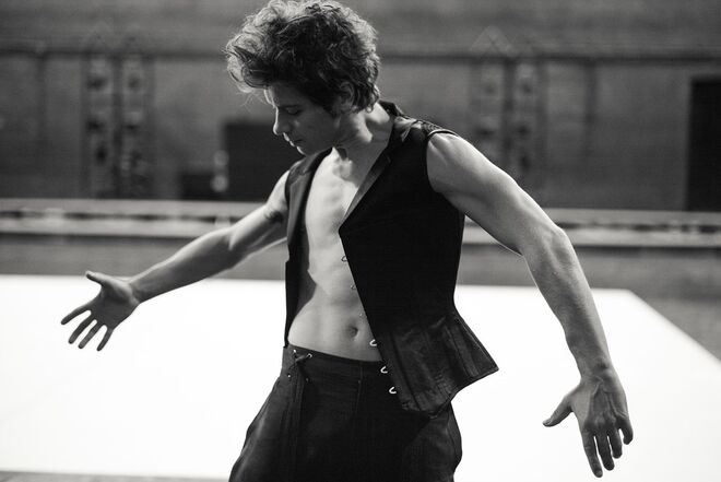 Carlos Pinillos. A dança foi um instrumento para se aproximar do mundo das artes. Está em Portugal, há 16 anos, e veio de Madrid. “Estava dentro do circuito internacional, mas faltava-me a parte de vida que um puto de 23 anos quer ter.” Escolheu Lisboa como a cidade onde queria viver.