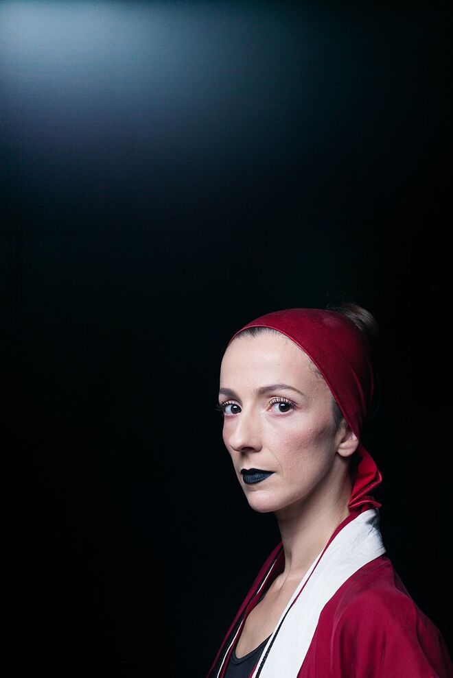 Solange Melo. Aos quatro anos tinha o sonho de ser bailarina. “Fui para o ballet e aos dez anos entrei no Conservatório. Tive a felicidade de ingressar na Companhia, com 18 anos. Entre 2005 e 2007 estive no ballet nacional da Noruega.” Voltou para a CNB, em 2007.