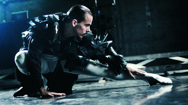 Miguel Ramalho: casaco Valentim Quaresma. 
Em criança quis ser jogador de futebol. Mas os pais inscreveram-no no Conservatório. Só aos 18 anos decidiu ser bailarino. Esteve na Companhia Portuguesa de Bailado Contemporâneo e, em 2008, integrou a CNB, onde teve “a sorte de ter podido dançar tudo o que havia para dançar”.