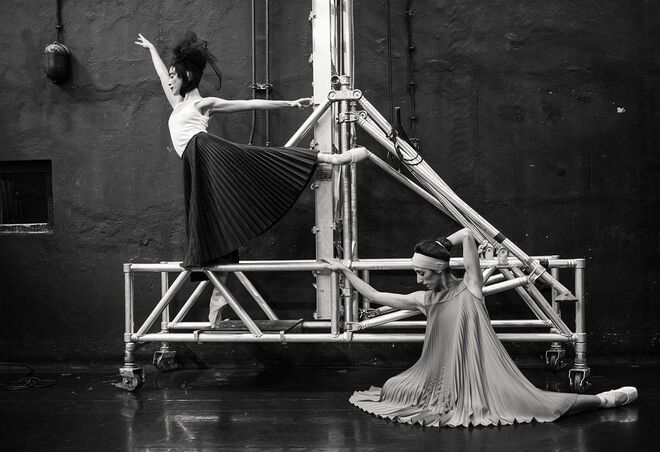 Isadora Valero: saia Filipe Faísca e top Intimissimi. Irina Oliveira: vestido Filipe Faísca.