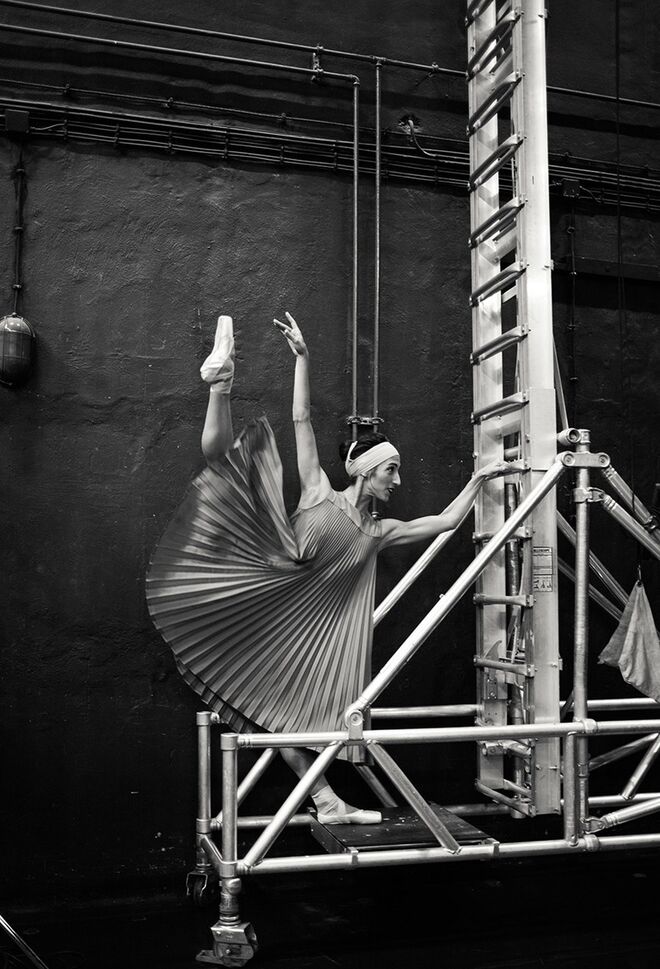 Irina Oliveira. Aos três anos a dança ainda era uma brincadeira. “Sempre adorei dançar e a minha mãe pôs-me no ballet. Antigamente, a Companhia tinha escola e a partir dos sete anos fiz uma audição e entrei. Depois, fui para o Conservatório e regressei à Companhia, em setembro de 2001.”