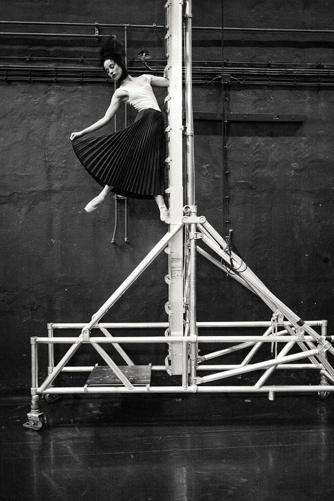 Isadora Valero. É venezuelana e começou a dançar aos oito anos. Ganhou uma bolsa para estudar ballet em Hamburgo, onde integrou a companhia local. Trocou a Alemanha pelo Reino Unido e esteve na Northern Ballet antes de vir para Portugal, em 2015. Está na CNB, desde então.