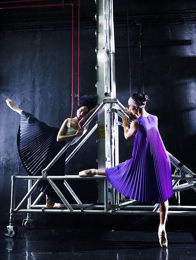 Isadora Valero: saia Filipe Faísca e top Intimissimi. Irina Oliveira: vestido Filipe Faísca.