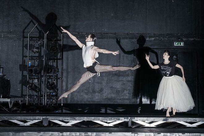 Lourenço Ferreira: colete em malha Philosophy di Lorenzo Serafini, na Nude Fashion Store; Collants, Calzedonia. Henriett Ventura: T-shirt
Local Authority LA, na Nude Fashion Store; Saia em tule, vintage Christian Dior, na Du Chic a Vendre.