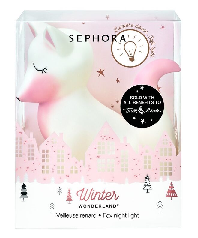 Ajudar jovens no Camboja: Todos os anos, a Sephora apresenta uma mascote solidária que representa a sua coleção exclusiva de Natal. Este ano foi a vez de uma luz de presença em forma de raposa, cujos lucros das vendas reverterão na totalidade para a Toutes à L’Ecole, uma associação empenhada em promover a escolarização e a educação de meninas do Camboja. Este projeto é apoiado pela marca desde 2011.
A Fox Night Light tem uma iluminação suave e já está à venda nas lojas Sephora por €13,95.