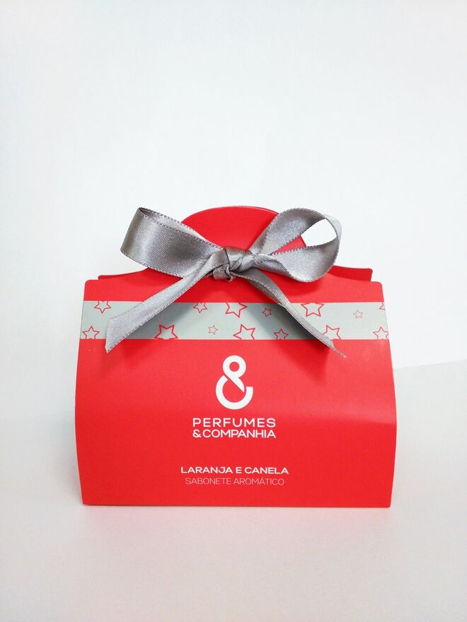 Solidariedade a triplicar: A Perfumes & Companhia lança em todas as suas lojas mais uma edição do projeto & Solidário. Com a ajuda de três padrinhos (Ricardo Carriço, Margarida Pinto Correia e Bibá Pitta), a angariação de fundos visa apoiar três instituições: a Ajuda de Berço, a Novo Futuro e a BIPP - Inclusão para a Deficiência. Até ao dia 24 de dezembro, na compra de uma seleção de produtos de várias marcas, estará a contribuir com €1 para uma das instituições à sua escolha. Além disso, na compra de um sabonete de Natal Perfumes & Companhia, a contribuição é de €2,50 a repartir pelas três instituições.