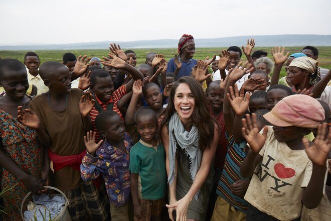 O seu lado solidário | Até agora, Meghan partilha com Harry o interesse em projectos sociais. Bem antes de o conhecer, já estava ligada a diversas causas solidárias. Meghan é embaixadora da World Vision, uma organização que ajuda crianças com dificuldades. Não será, por isso, estranho vê-la seguir os passos da Princesa Diana.