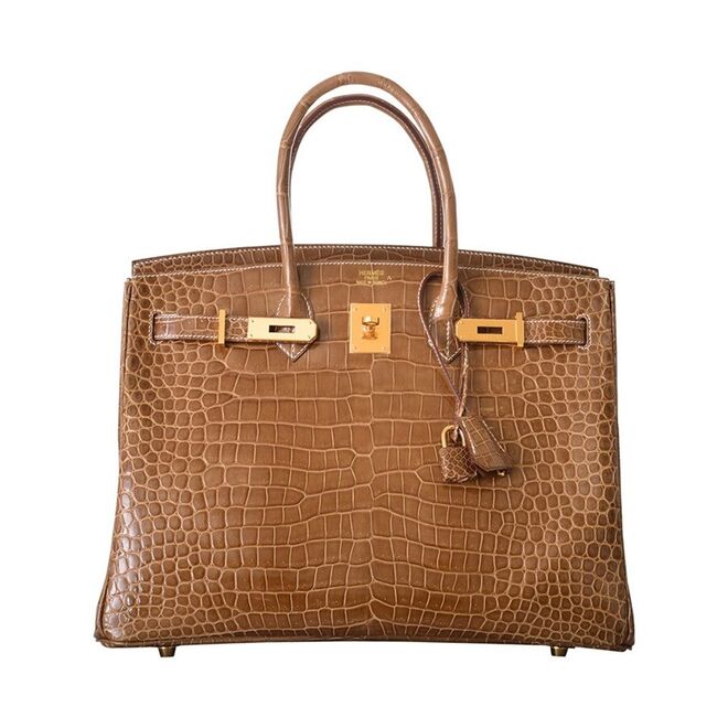 CARTEIRA BIRKIN, HERMÈS | Encontrar um modelo em loja continua a ser uma missão impossível e entrar nas listas de espera idem. No entanto, os modelos vintage estão disponíveis em plataformas como a farfetch.com, com valores a partir de €10.000.
