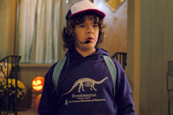 HOODIE STRANGER THINGS | O hoodie usado pela personagem Dustin (interpretada por Gaten Matarazzo) na segunda temporada de Stranger Things foi originalmente criado pelo Museu da Ciência de Minnesota, que decidiu voltar a produzir o modelo para angariar dinheiro para a instituição. A quantidade de visitas ao site chegou a impor uma espera de pelo menos 20 minutos aos clientes e, embora neste momento seja mais fácil e rápido encomendar a camisola de €31, o museu não garante o cumprimento das datas de envio.