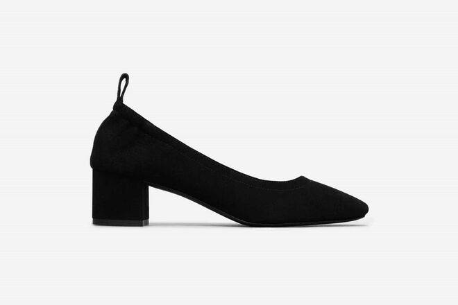 SAPATOS DAY HEEL, EVERLANE | A marca de básicos lançou uns sapatos em pele em cinco cores diferentes que esgotaram em cerca de 48 horas. No espaço de cinco dias, a lista de espera para o modelo, que custa €122, cresceu para 15.000 pessoas.
