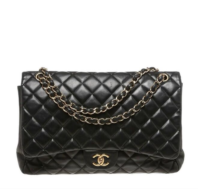 FLAP BAG, CHANEL | Independentemente das coleções que Karl Lagerfeld apresenta em Paris todas as estações, as peças mais procuradas da Chanel continuam a ser acessórios icónicos como a carteira flap bag. O modelo, cujo valor cresceu 72% entre 2010 e 2015 e que custa, neste momento, cerca de €4.500, tem uma lista de espera de oito anos.