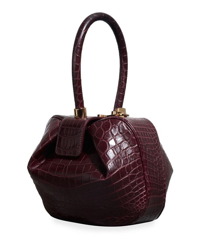 CARTEIRA NINA, GABRIELA HEARST | “Fiz uma edição limitada de 20 carteiras que ofereci a amigas e às mulheres com quem trabalho. A senhora que me faz os sapatos tem uma e a atriz Brie Larson também”, disse Gabriela Hearst à Vogue americana. A designer não produz as carteiras em grandes quantidades e o modelo, que existe em várias cores e materiais, não está à venda em lojas ou no site da marca. Para encomendar o modelo, terá de enviar um e-mail à designer para se inscrever na lista de espera, sendo que deverá pagar entre €1.500 e €12.000.