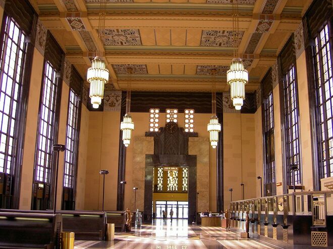 Union Station, Ómaha (Estados Unidos) | Esta já não é uma estação em atividade, reconvertida em museu desde a altura em que foi encerrada há quatro décadas. É uma das mais impressionantes do Ocidente. No seu interior ainda é possível ver as carruagens de metro antigas, bem como salas de exposições que nos remetem à primeira metade do século XX, aquando do nascimento desta cidade, hoje uma das mais povoadas do Nebraska. 