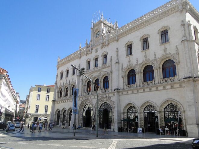 Estação Ferroviária do Rossio, Lisboa (Portugal) | Também conhecida como Estação Central de Lisboa, é uma das principais da Linha de Sintra. Foi inaugurada a 8 de maio de 1890, mas só começou a funcionar a 11 de junho de 1891. O edifício foi construído num estilo manuelino, pelo arquiteto José Luís Monteiro. Está classificado, desde 1971, como imóvel de interesse público.