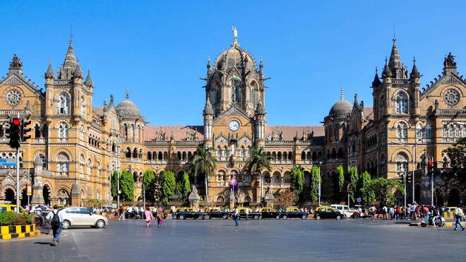 Chhatrapati Shivaji, Bombaim (Índia) | Nem todas as estações de comboio têm a honra de serem património da Unesco. Esta consegue esse feito e é a mais importante de Bombaim. Inaugurada em 1888, como Victoria Terminus, pelo arquiteto britânico Frederick William Stevens, demorou dez anos a ser construída e a sua decoração segue o estilo gótico victoriano. A estação consegue reunir elementos de ambas as culturas e foi inspirada na estação de St. Pancras, de Londres. Atualmente passam por ali cerca de 3 milhões de viajantes por dia. 