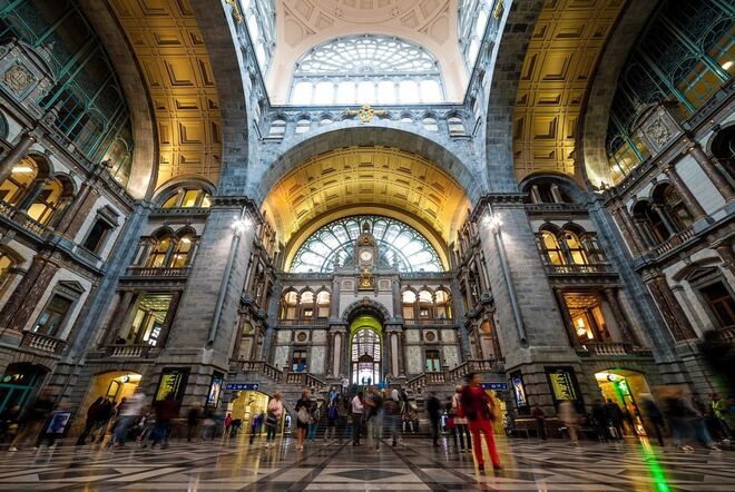 Estação Central, Amberes (Bélgica) | Uma estação que à primeira vista faz lembrar uma gigantesca catedral ou um templo de mármore. É considerada uma das mais bonitas do mundo e foi fundada em 1905. A sala de espera da estação, obra do engenheiro Clement van Bogaert, tem um enorme teto em cristal com suportes em metal.