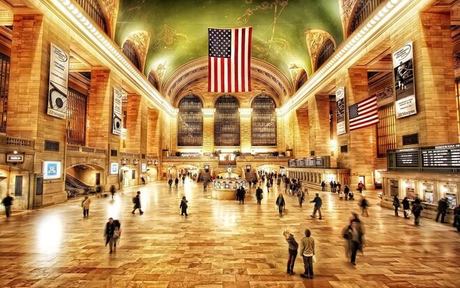 Grand Central Terminal, Nova Iorque (Estados Unidos) | Serão poucas as estações tão fotografadas como esta, várias vezes imortalizada através do cinema. O Grand Central Terminal fica no centro de Manhattan, foi inaugurado em 1913 e tem um teto com pinturas de constelações. 
