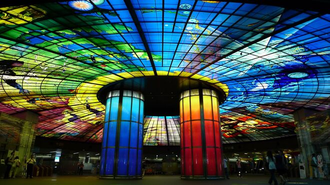 Formosa Boulevard, Kaohsiung (Taiwan) | Esta estação é um complexo gigantesco, cujo hall de entrada é um átrio com efeito caleidoscópico. Tudo graças a uma estrutura composta por 4.500 painéis de cristal – uma obra de arte de Narcissus Quangliata. 
