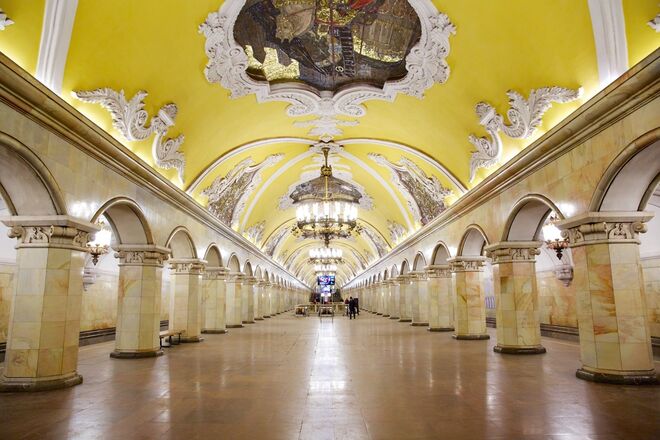 Komsomolskaya, Moscovo (Rússia) | O metro de Moscovo é tão impressionante como o número de quilómetros que percorre debaixo da capital russa. Quase todas as estações são uma delícia para os olhos, especialmente esta, desenhada num estilo imperial neoclássico por Dmitry Chechulin. O seu interior quase nos faz lembrar o salão de baile de um palácio, com os seus detalhes em mármore e os enormes candelabros.