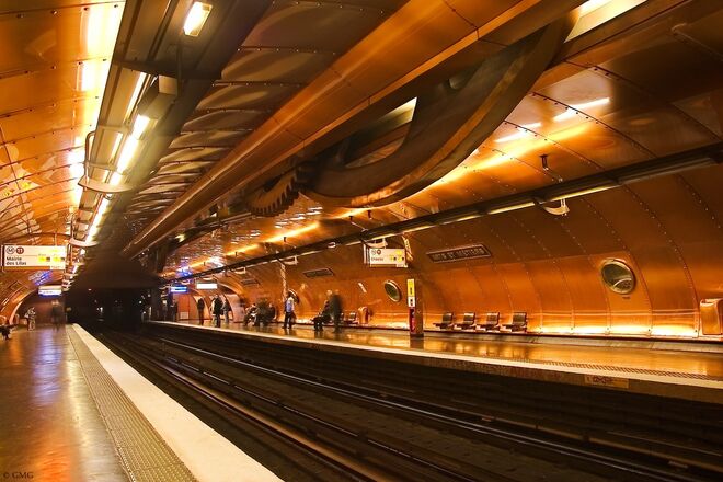 Art et Métiers, Paris (França) | Esta é a estação que liga as linhas 3 e 11 do metro de Paris, batizada com este nome por se encontrar perto do Conservatório Nacional de Artes e Ofícios. É uma homenagem à obra de Júlio Verne através de desenhos do ilustrador François Shuiten. 