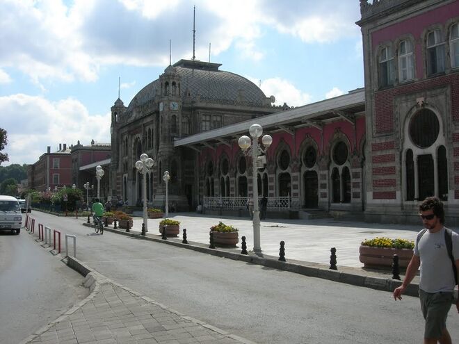 Sirkeçi, Istambul (Turquia) | Foi inaugurada como estação final do Expresso do Oriente numa viagem que se iniciava em Paris. É uma estação que encanta desde a sua fundação, em 1890. O seu estilo mistura a Arte Nova francesa com elementos de arte otomana e a sua estrutura conta com instalações modernas para a época, já com direito a eletricidade e calafetação. A fachada e a decoração interior mantêm o estilo da época e os comboios que ali chegam passam ao largo do palácio Topkapi. 